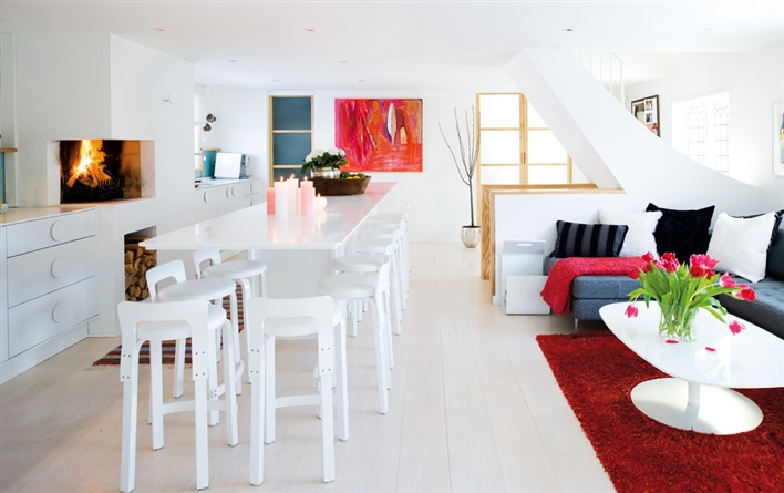 纯白色的空间在红色地毯和红色壁画的陪衬下少了单调感。
