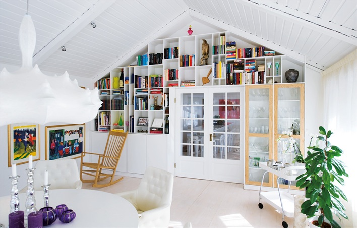 一面摆满了书的墙作为两个空间的隔断，经典又收纳强大的创意