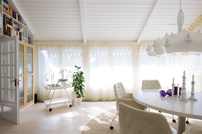 简约的白色桌椅，白色窗帘和白色灯饰。