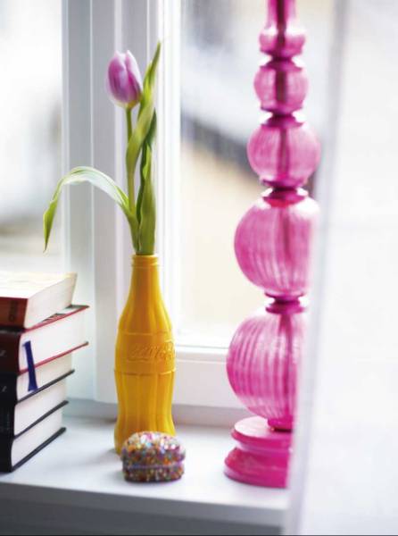 家里到处都是艳丽的色彩，窗台上也不例外，黄色的花瓶十分抢眼。