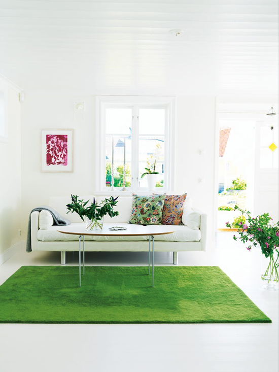 客厅里满满的都是春天的味道，绿色的地毯好像是一片草坪铺在家中，简单的沙发也充满了清新感。