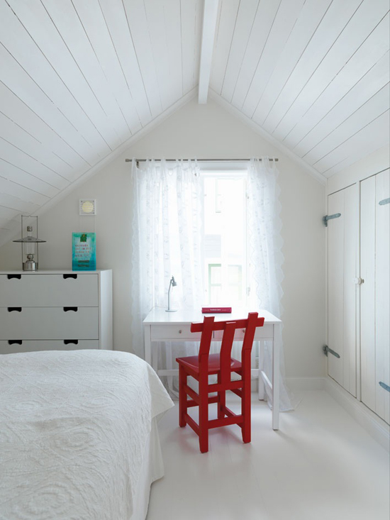 阁楼设计成卧室的模样，一律用白色来装饰四周，避免了楼层带来的压抑感。一把红色的椅子给卧室带来一抹艳丽风景线。