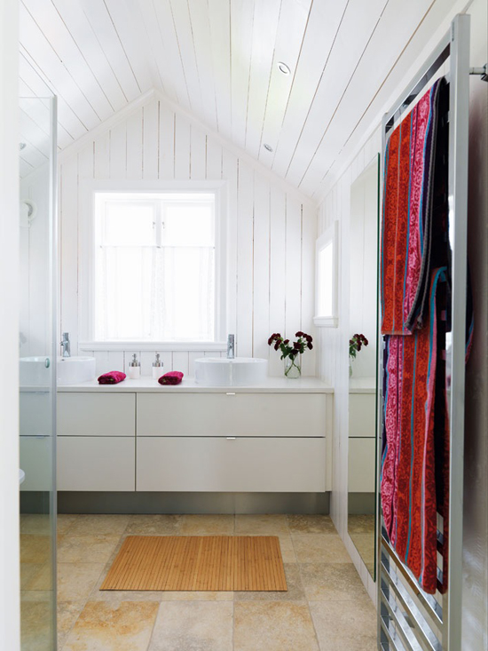 卫生间也是用纯白色来装饰的，如果家里人比较多，设计两个洗手台也是值得学习的。