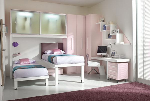 淡粉色的家具，错层的创面设计。还有节省空间的橱柜设计都很经典。