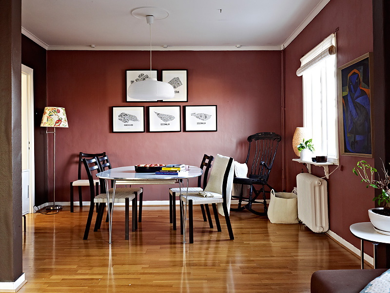 砖红色的墙面再加以黑白简搭的家具和装饰。