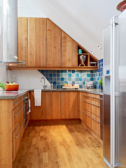 厨房的地板也是原木色，跟橱柜的颜色巧妙的融合。