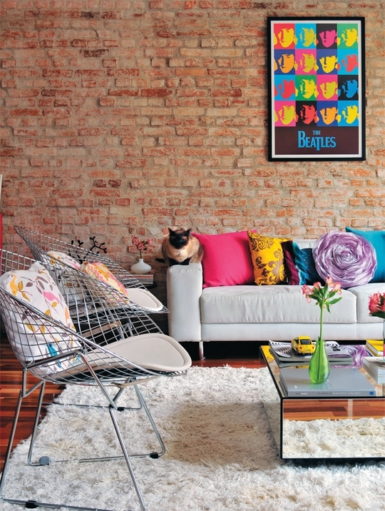 砖墙式的沙发背景犹如回归自然，喜欢这个壁画，和钢丝编织的椅子。