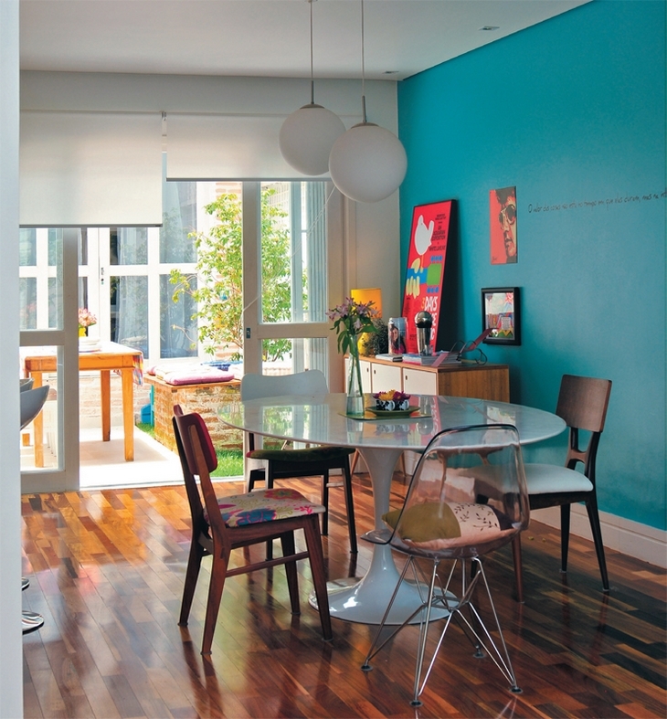 蓝色的墙面过于鲜艳，但由于朴素的原木色的家具和装饰的搭配也很相得益彰。