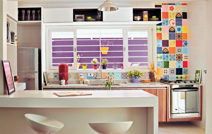 小巧厨房的墙壁用了许多五彩的瓷砖平贴了一块，让整个空间的提升了明艳感。