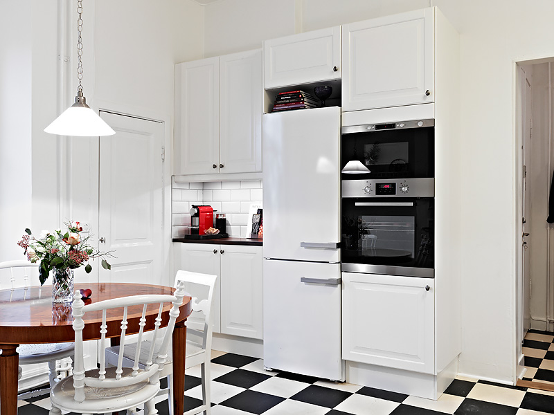 袖珍型的厨房都被规划到了一个角落。上下齐用的收纳也可以用在厨房中。