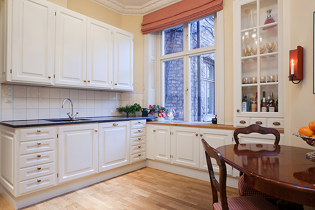 传统的北欧式简装厨房。依旧用实木制作橱柜再加上白色的油漆。