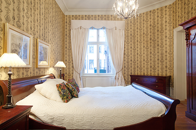壁纸真的很显奢华再加上有质感的实木大床和精致的强化。还有简单的纯色窗帘。非常完美。