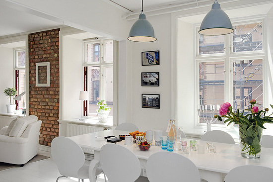 餐桌也是一系列的白，与白色的墙面和地板相容合。