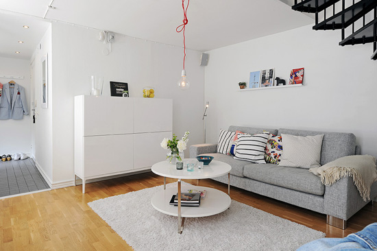 客厅的沙发采用浅灰色，不仅跟白色素净的客厅相搭配的十分融洽，又比纯白色的沙发耐脏的多。
