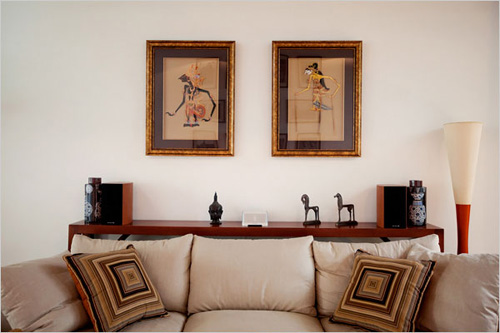 客厅的沙发十分松软，设计两个抱枕更加舒适，墙面上则采用和抱枕一个色系的装饰画，相互呼应。