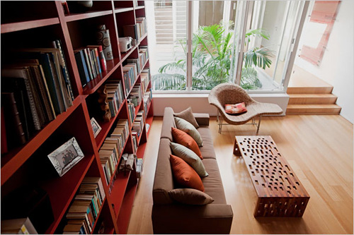 书房的沙发和茶几设计也是如此的中规中矩。
