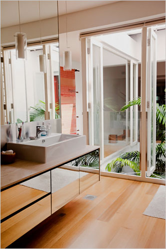 卫生间的设计也很简单，抬头就看见满眼的绿色植物，心旷神怡。