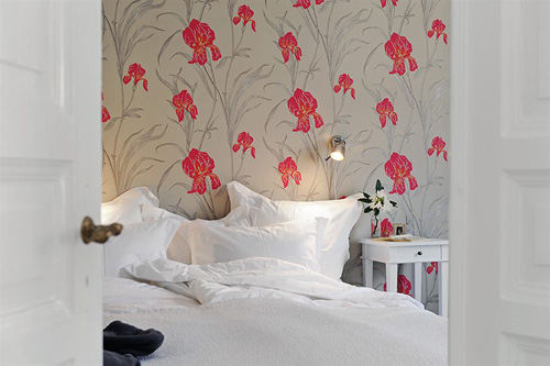卧室的墙面上贴上了花型的壁纸，给原本舒适的卧室带去了一丝浪漫气息。