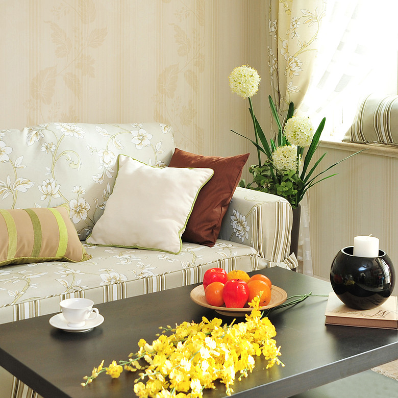 客厅里的设计很是小清新，沙发是浅素色，很有明快清爽的感觉。