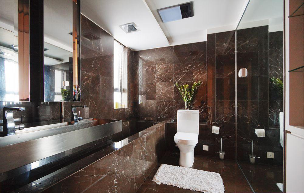 大理石材质砌成的卫生间，带着自然棕色调的大气。