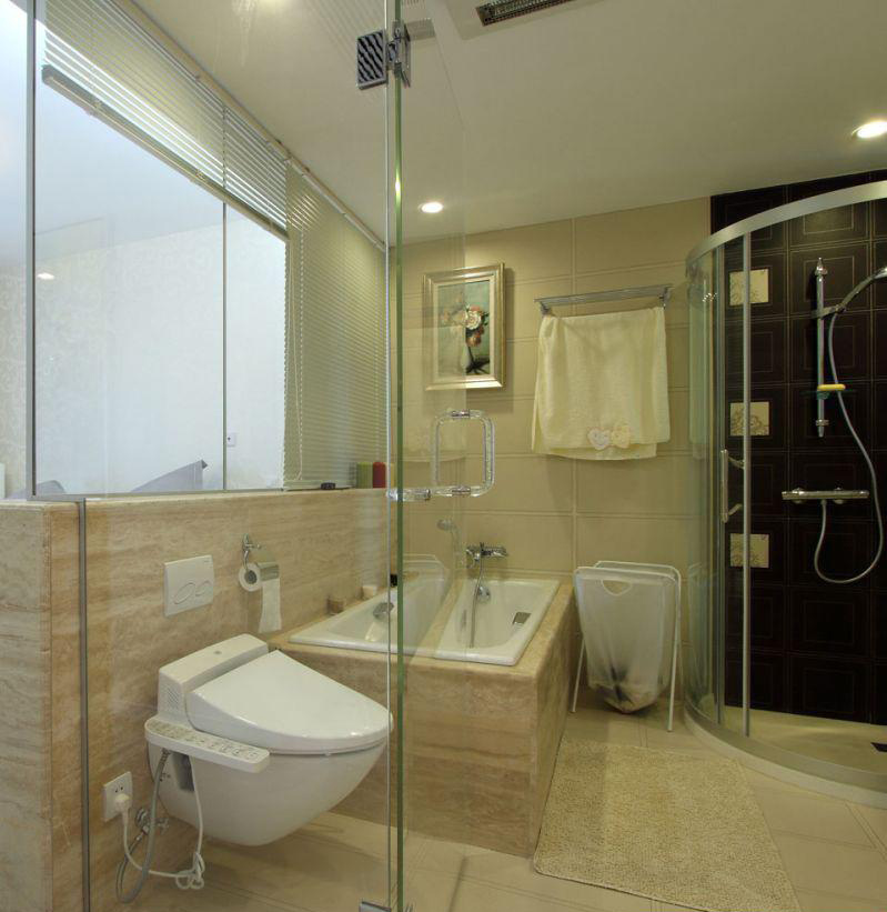 整个卫生间是以坚硬的钢化玻璃作为隔断。透明材质和原木色的卫生间非常的和谐百搭。