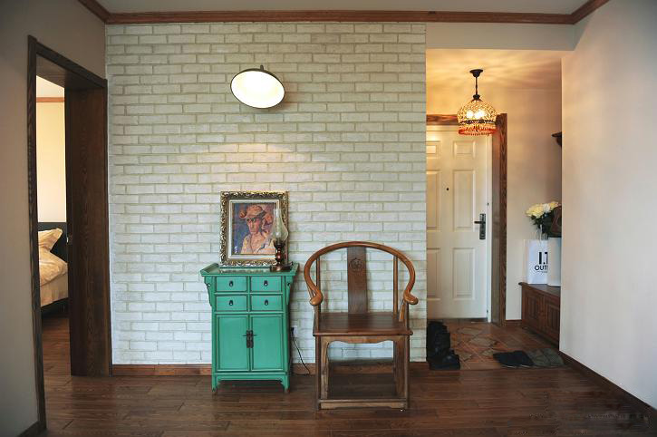 绿色的收纳柜给原木色为主色调的客厅带来一抹亮丽。