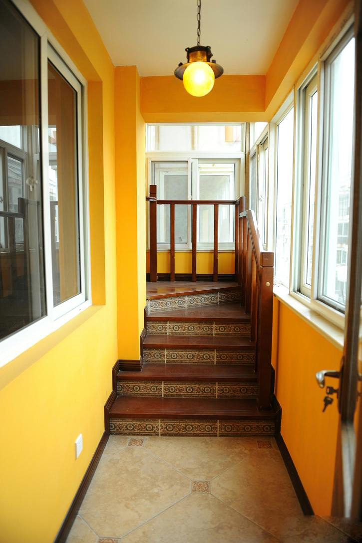 楼梯两面的墙壁都漆成了暖黄色，给小家带来一丝温暖。