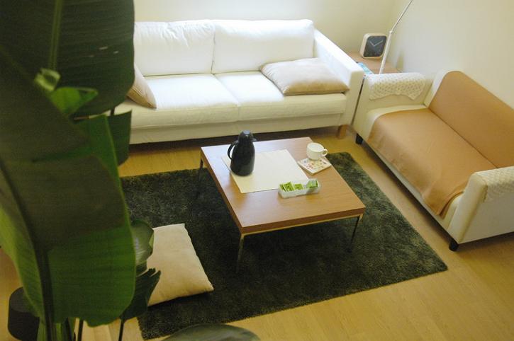 这个角度看去，客厅十分的简约大气，原木色与白色相搭配下的客厅很清新。