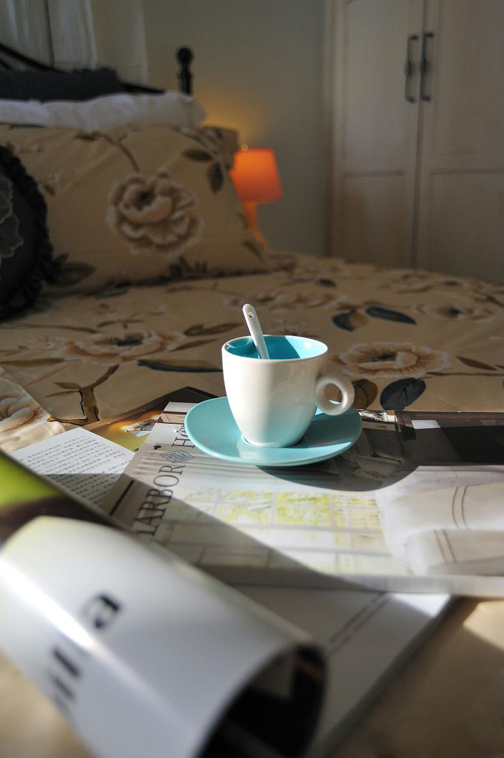 温暖的午后，一本书，一盏灯，一杯茶，生活就是如此的安逸。