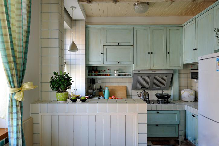 厨房的橱柜也是淡蓝色，与整体风格相统一。
