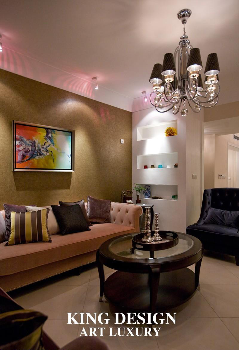 客厅的装饰由许多颜色和元素组成，比较欧式的吊灯，美式的棕色沙发，中式的茶几。