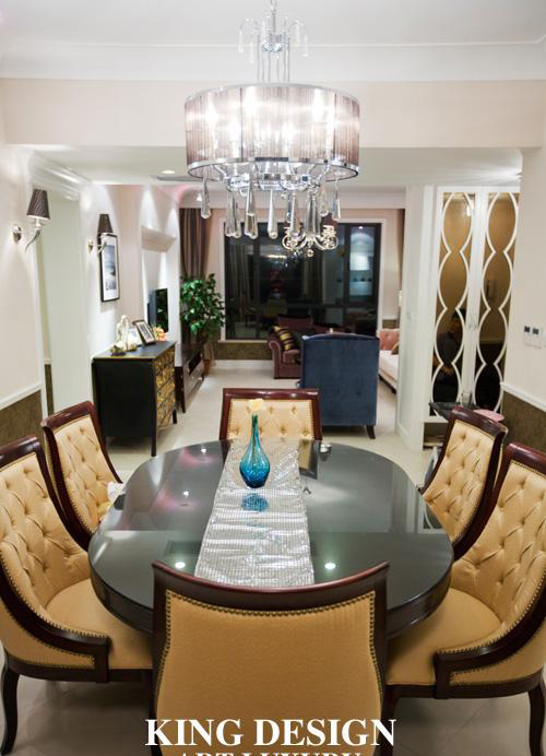 整套餐桌椅在璀璨水晶灯的照耀下很显低调的奢华感。