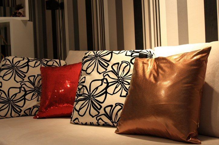 沙发上放着四个图案颜色不一的抱枕，给黑白灰充斥的客厅带来一点色彩。
