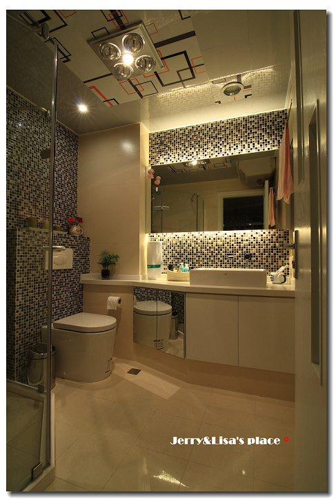 卫生间以马赛克式瓷砖为主，视觉带来冲击。