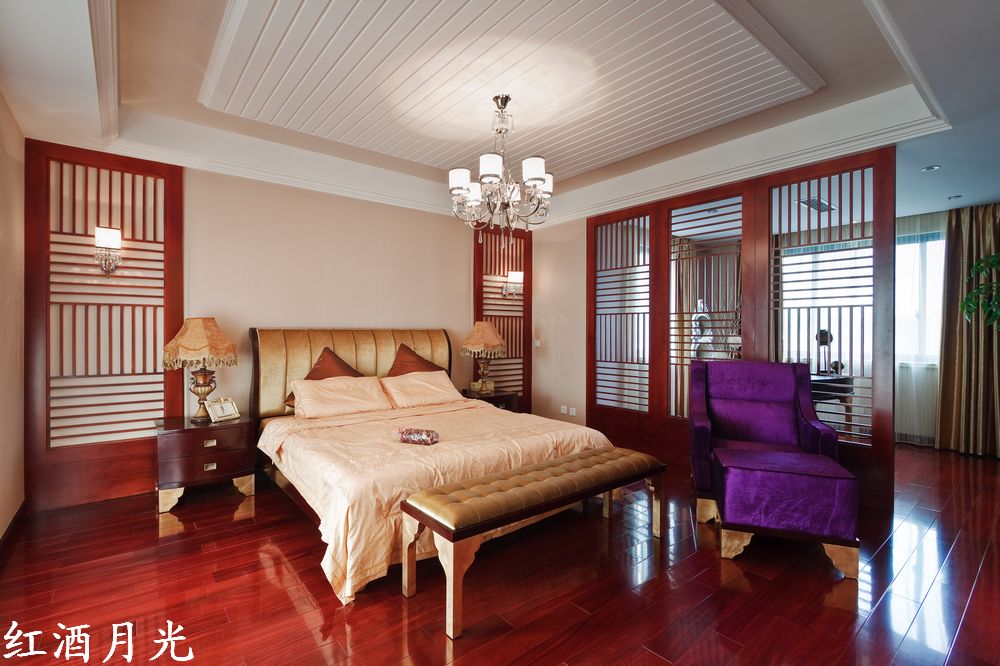 卧室的装修从吊顶、地板，隔断到床头柜和卧室背景墙全都以红木作为原材料。