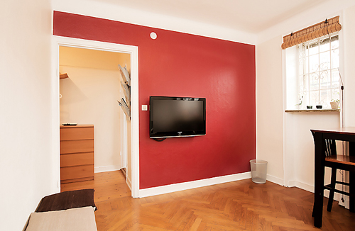 电视背景墙是鲜红色，给简洁的客厅带来一点靓丽色彩。