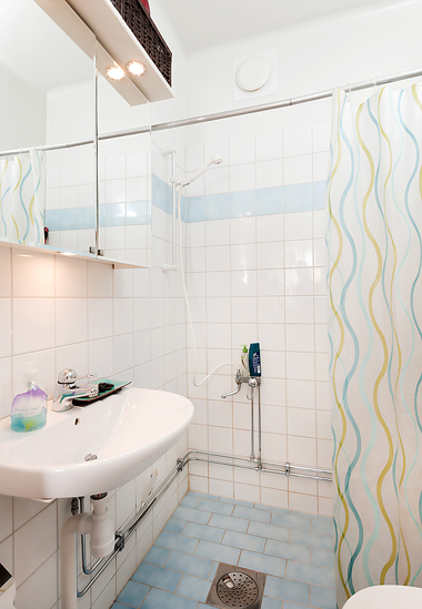 卫生间的设计很简洁大气，以白色为主要色调。