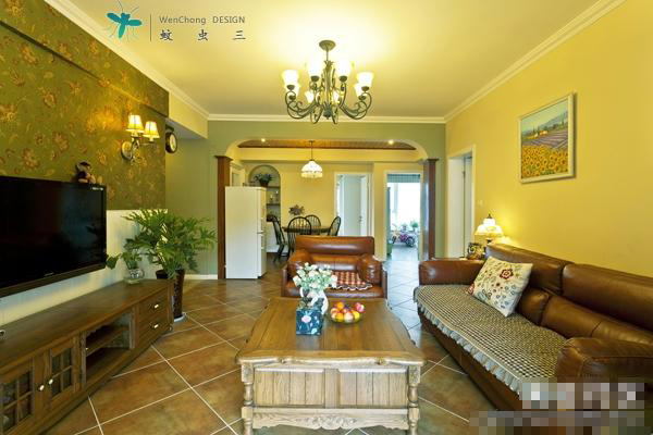 客厅的棕色沙发大气十足，电视柜和茶几都是实木制成的，环保又实用。