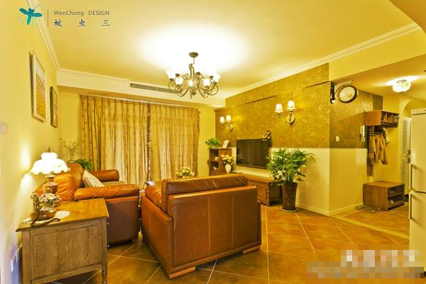 客厅暖暖的黄色灯光衬映着暖黄色的墙面，整个家里温馨舒适。