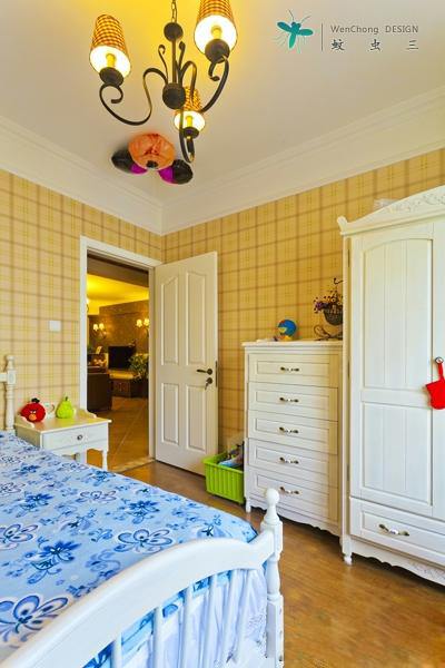 这是一间儿童房，没有采用原木色做主基调，而是以白色代替，象征了儿童的纯真与清新。