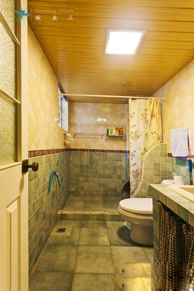 卫生间用浴帘隔断淋浴间与洗手台，很方便。