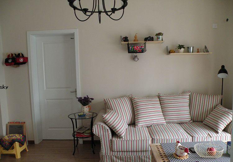 小小的客厅中，一个适合的沙发很关键，不仅可以满足日常活动，还能起到装饰作用。