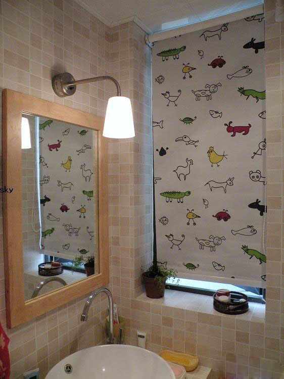 很有暖色调的卫生间，小格子砖的使用起到了很大的作用。一款卡通风格的浴帘很好的提升了卫生间的情趣。