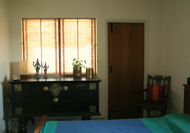东南亚风格两室一厅10平米卧室实木书桌效果图