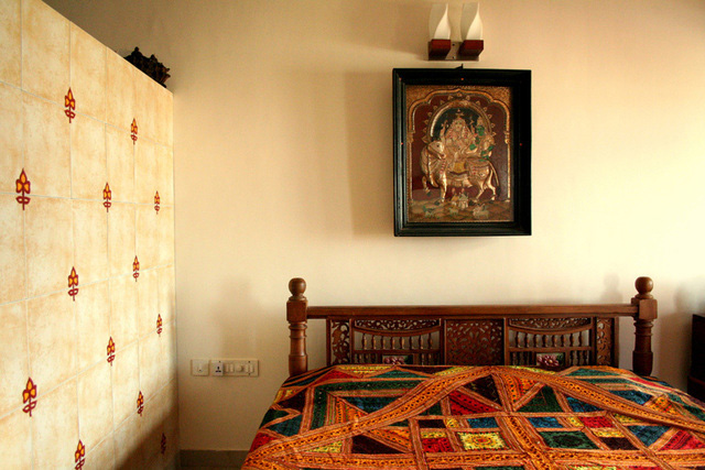 东南亚风格三室一厅卧室墙壁特色挂画效果图