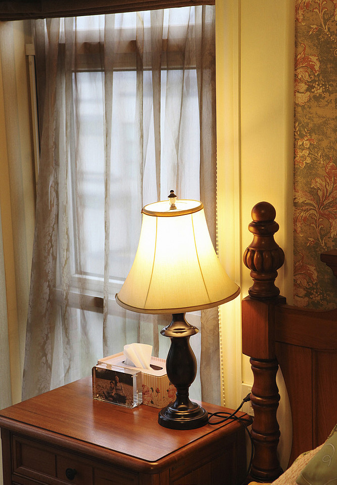 法式风格两室一厅卧室床头灯效果图