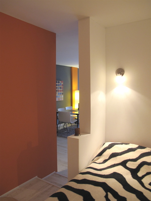 色彩的碰撞 暖色调打造简约精致二居室 海外家居,,,二居室装修,120平米装修,经济型装修,简约风格,卧室,床