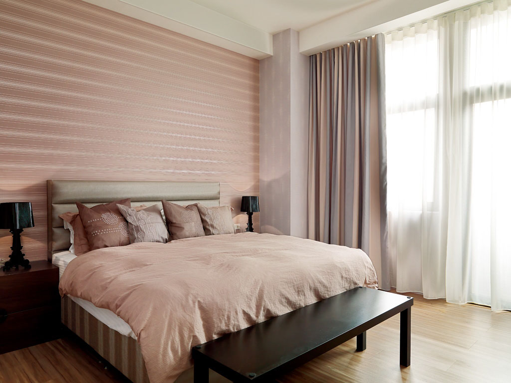 主卧主墙以温润颜色的壁纸作搭配，成功的赋予空间舒适高雅的感受。