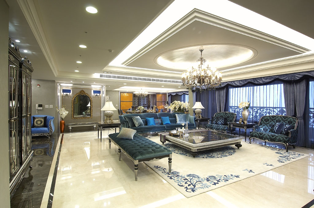 客厅多层次的天花造型，与白底蓝花的特制地毯相呼应，空间比例的精准拿捏，正是新古典大宅的灵魂所在。