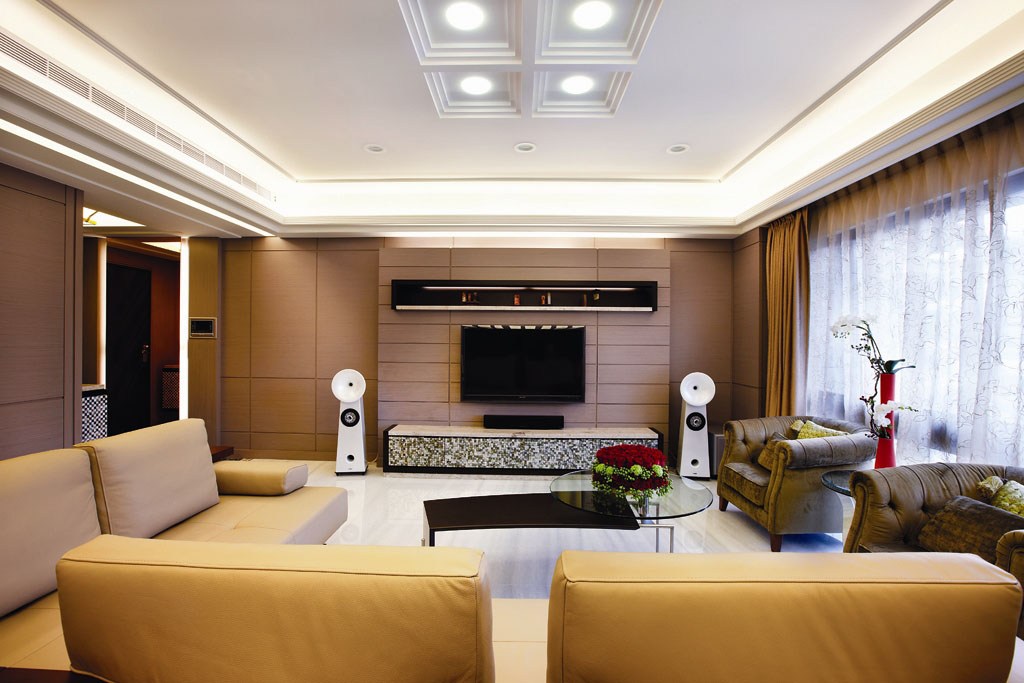 客厅主墙运用染色木皮詮释东方意境，视听音响採用设计师推荐的白色号角音响，让空间更显活泼。